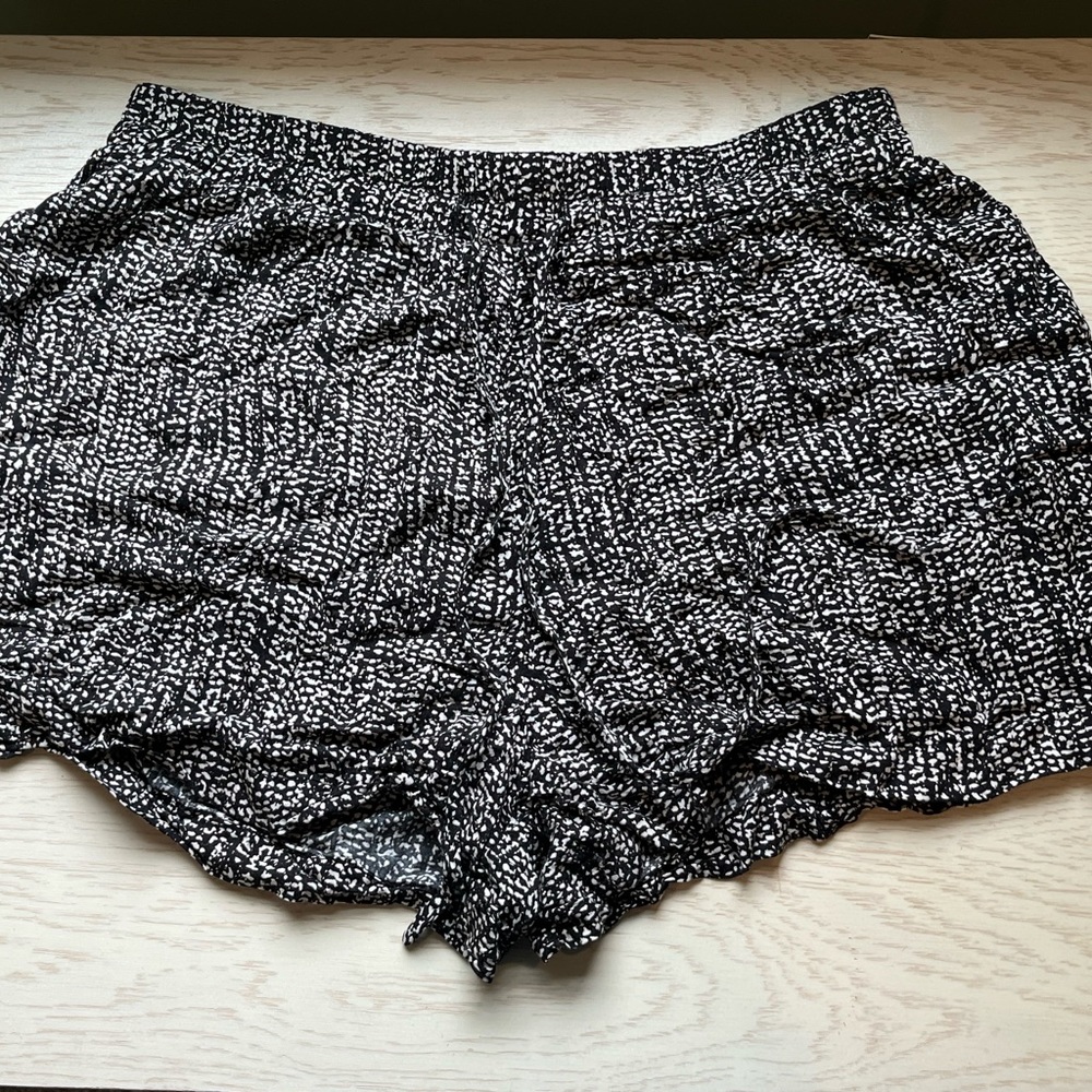 Black and White flows shorts